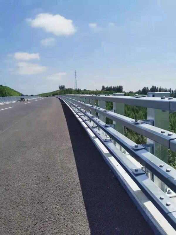 鍍鋅四橫梁防撞護(hù)欄